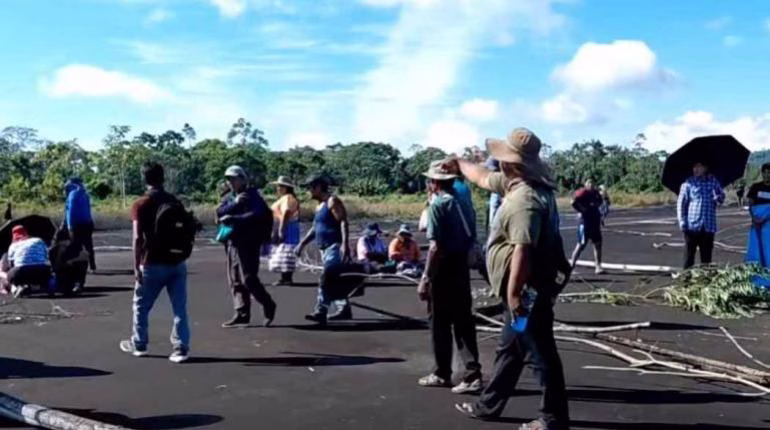 Seguidores de Evo Morales tomaron el aeropuerto de Chimoré para evitar su detención en medio de bloqueos, enfrentamientos y una creciente crisis política en Bolivia.