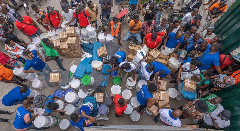 La violencia de pandillas en Haití dejó cientos de desplazados en Puerto Príncipe y agravó la crisis humanitaria cerca del principal aeropuerto del país.