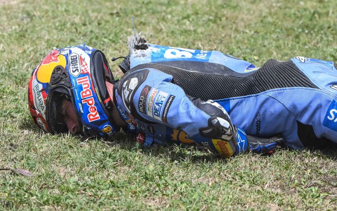 Terror en el GP de Cataluña: Álex Márquez sufre fractura de clavícula y vértebra tras brutal choque y será operado de urgencia