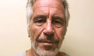 Documentos revelan que Jeffrey Epstein almacenó esperma durante años y dejó instrucciones para que permaneciera bajo control de su patrimonio tras su muerte. El caso abre un debate ético y legal sobre la reproducción póstuma.