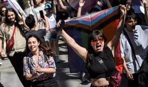Al menos 50 personas fueron detenidas durante la Marcha del Orgullo en Estambul. Entre los arrestados figura una periodista, mientras las autoridades mantenían restricciones a las manifestaciones LGBTQ+.