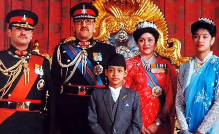 El príncipe heredero Dipendra asesinó a gran parte de la familia real de Nepal en 2001 y, pese a quedar en coma tras intentar suicidarse, fue proclamado rey durante tres días. La tragedia aceleró el fin de la monarquía nepalí.