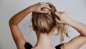 Descubre los errores más comunes al sujetar el cabello que pueden debilitarlo, favorecer su caída y provocar quiebre. Aprende cómo proteger tu melena con hábitos sencillos.
